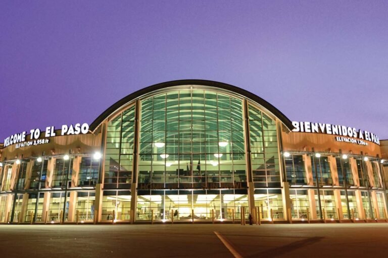 Aerial view of a major Texas airport, with planes grounded and passengers stranded, highlighting the chaos and disruption caused by the unexpected closure, with a focus on the Texas airport closure and its effects on the airline industry