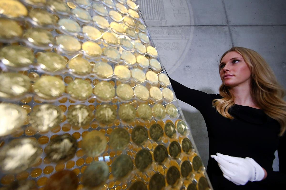 Gold bars and coins with US and Venezuela flags