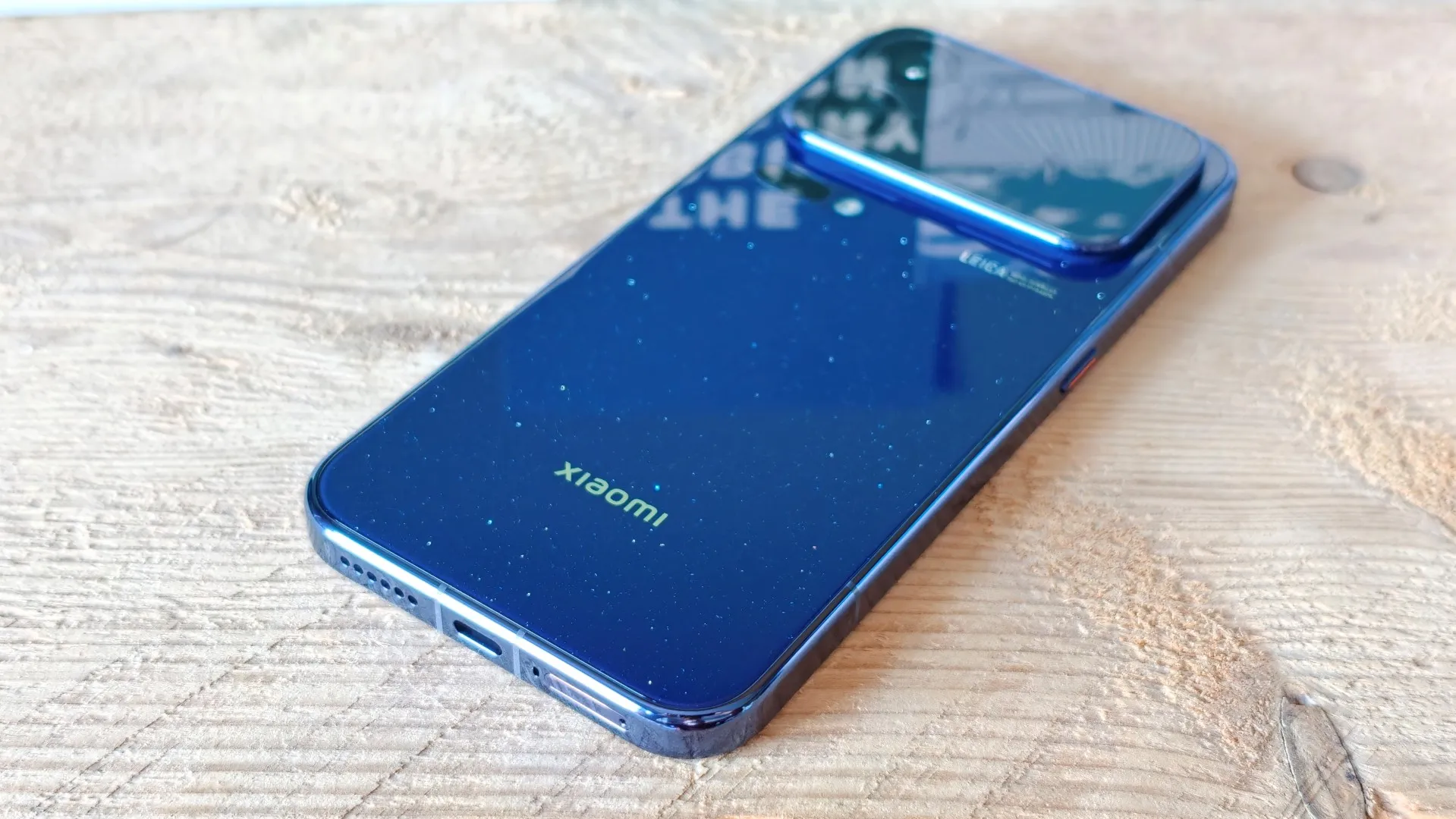 Xiaomi 18 Pro and Xiaomi 18 Pro Max smartphones displayed with price tags