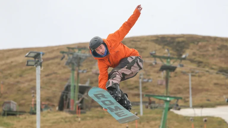 Snowboarder Davy Zyw in action with MND