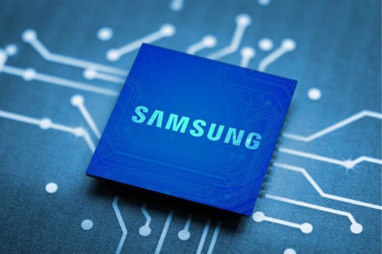 Samsung's semiconductor factory, with rows of high-tech equipment and workers in uniforms, highlighting the company's focus on innovation and high-margin components, such as RAM and NAND flash, to drive growth and profitability in the semiconductor industry