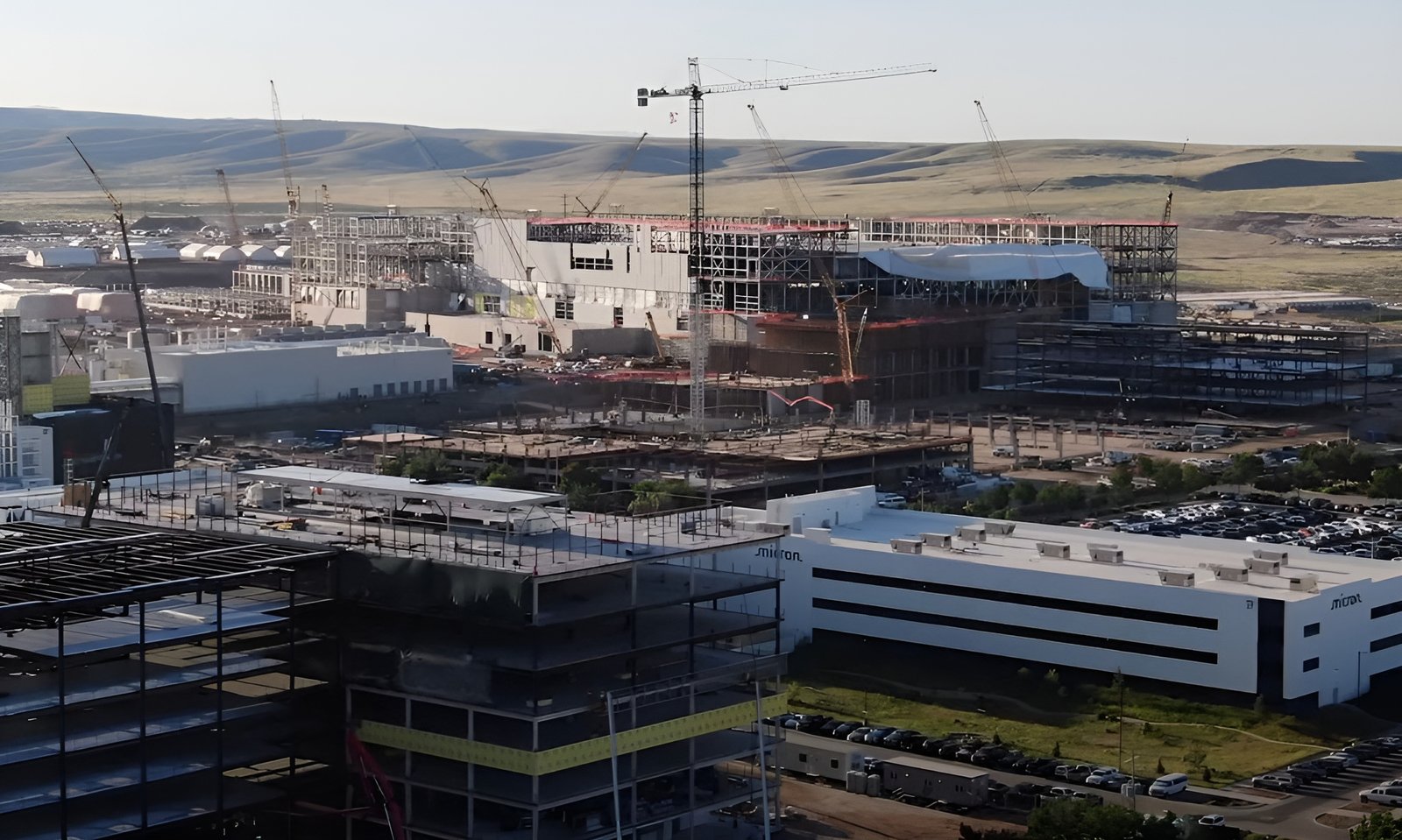 A large manufacturing facility with rows of machines and workers, with a focus on memory chips and AI technology, highlighting the primary keyword of memory manufacturers