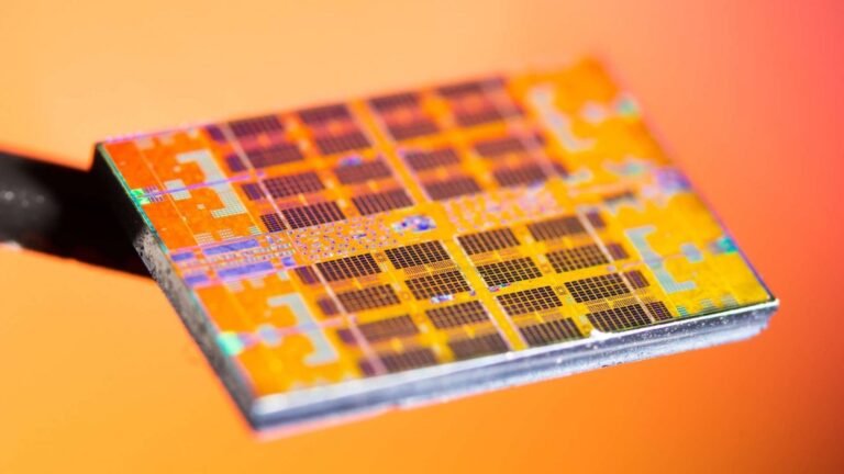 A close-up of a smartphone SoC, highlighting the complex architecture and thermal management systems, with a focus on the innovative manufacturing processes used by TSMC and Huawei to improve performance and power efficiency