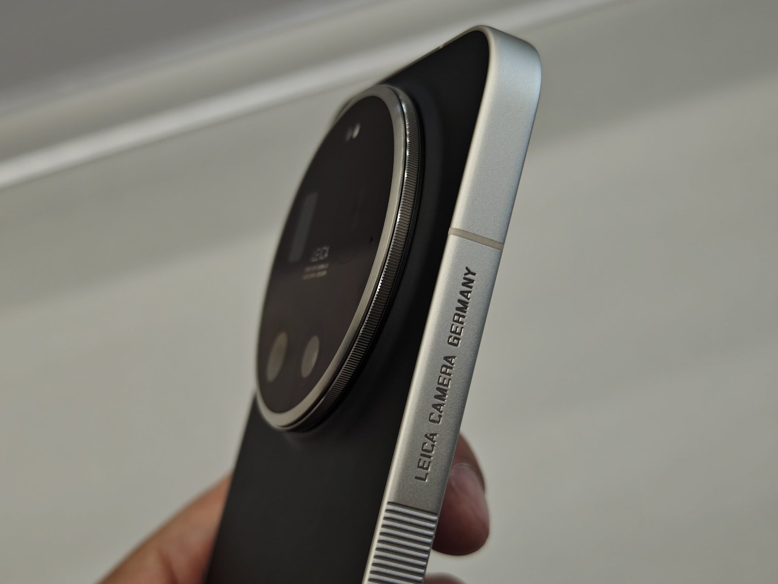 The Xiaomi Leica Edition flagship features a sleek and sophisticated design, with a powerful camera system and innovative technology, perfect for mobile photography enthusiasts, with a unique blend of style and substance, the Leica Leitzphone powered by Xiaomi is set to take the world of mobile photography by storm