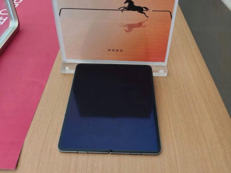 The Oppo Find N6 features a stunning foldable display with a minimal crease, showcasing a beautiful colour palette and sleek design, perfect for the UK market