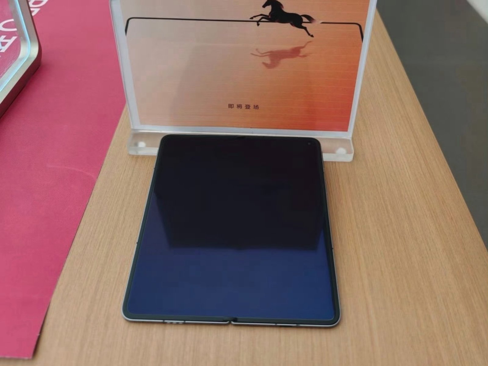 The Oppo Find N6 features a stunning foldable display with a minimal crease, showcasing a beautiful colour palette and sleek design, perfect for the UK market