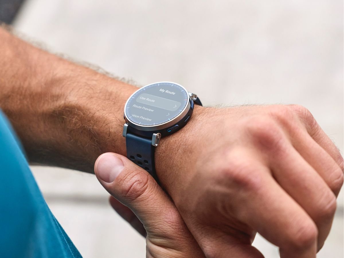 The Amazfit Active 3 Premium smartwatch features a stunning 1.32-inch AMOLED display and advanced health monitoring capabilities, making it the perfect device for runners and fitness enthusiasts in the UK, with a sleek design and colour touchscreen display