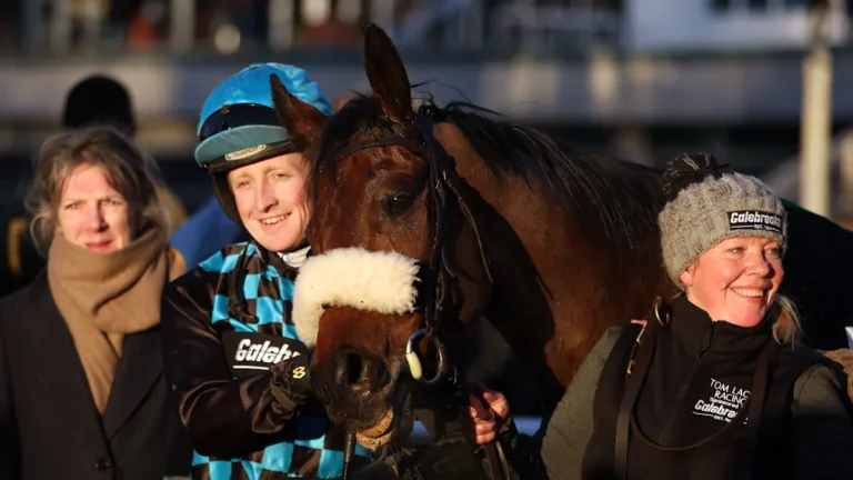 Nocte Volatus wins Veterans' victory at Sandown