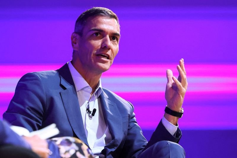 Spanish Prime Minister Pedro Sanchez meets with Iranian officials to discuss diplomatic relations and avoid conflict, as the US and Israel consider military action against Iran, a complex and sensitive situation requiring careful analysis