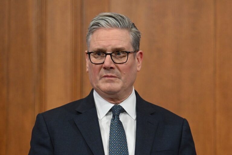 Keir Starmer, the Labour leader, is seen here speaking at a podium, with a concerned expression, as the UK navigates the complex Iran conflict, with the US and Iran at the forefront of the crisis, and the Labour party's internal dynamics influencing his behaviour, amidst the colour and complexity of global politics