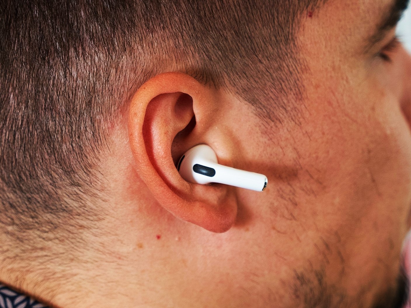 Unlocking Creative Potential in the UK: Ditching AirPods for Enhanced Productivity 1 A person sitting at a desk with a notebook and pen, looking focused and productive, with a subtle background image of the UK flag, representing the concept of creative productivity and distraction in the UK