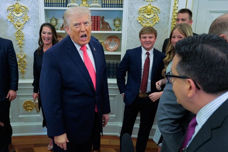 The new governor of South Dakota being sworn in, with a prominent figure in the background appearing to slur their words, amidst controversy over the mutilization of the English language and a Bondi-like gaffe