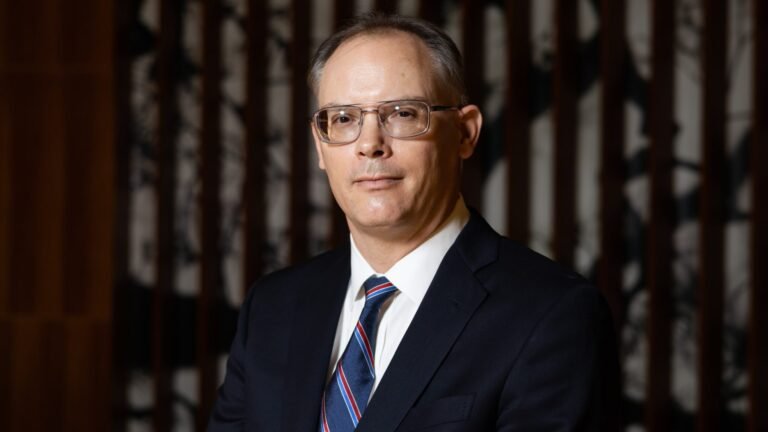 Epic Games logo with a graph showing a decline in engagement, representing the company's current struggles in the UK gaming market