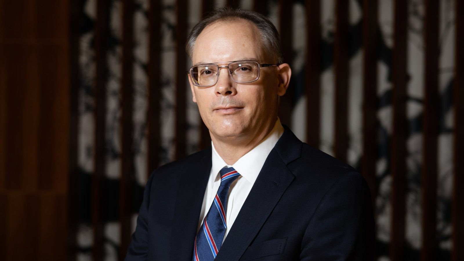 Epic Games logo with a graph showing a decline in engagement, representing the company's current struggles in the UK gaming market