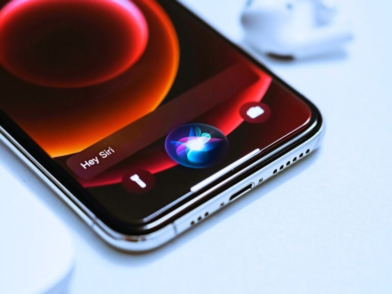 Apple's Siri AI chatbot on an iPhone with a UK cityscape in the background, representing the integration of Gemini and Claude, with a caption that reads 'Revolutionising AI in the UK'