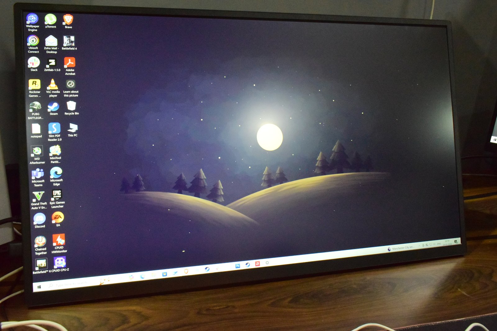 The UPERFECT UMax 27 Switches portable monitor features a stunning display with a dual-mode switch, perfect for UK gamers who want a high-quality gaming experience on-the-go. With its premium design and range of connectivity options, this monitor is ideal for gamers who play a variety of games. The monitor's ability to double the refresh rate at lower resolutions makes it perfect for fast-paced games, while its portability makes it easy to take to any gaming session.