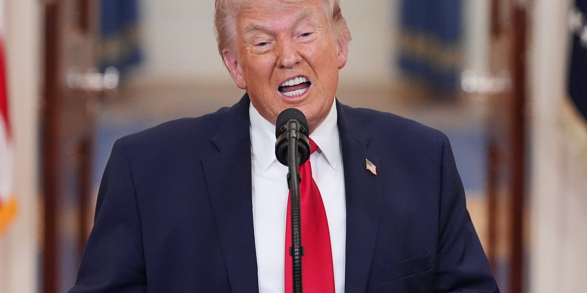 Donald Trump speaking at a podium, with a serious expression, as the situation with Iran continues to unfold, and the potential for conflict is high, with the colour of uncertainty surrounding his actions