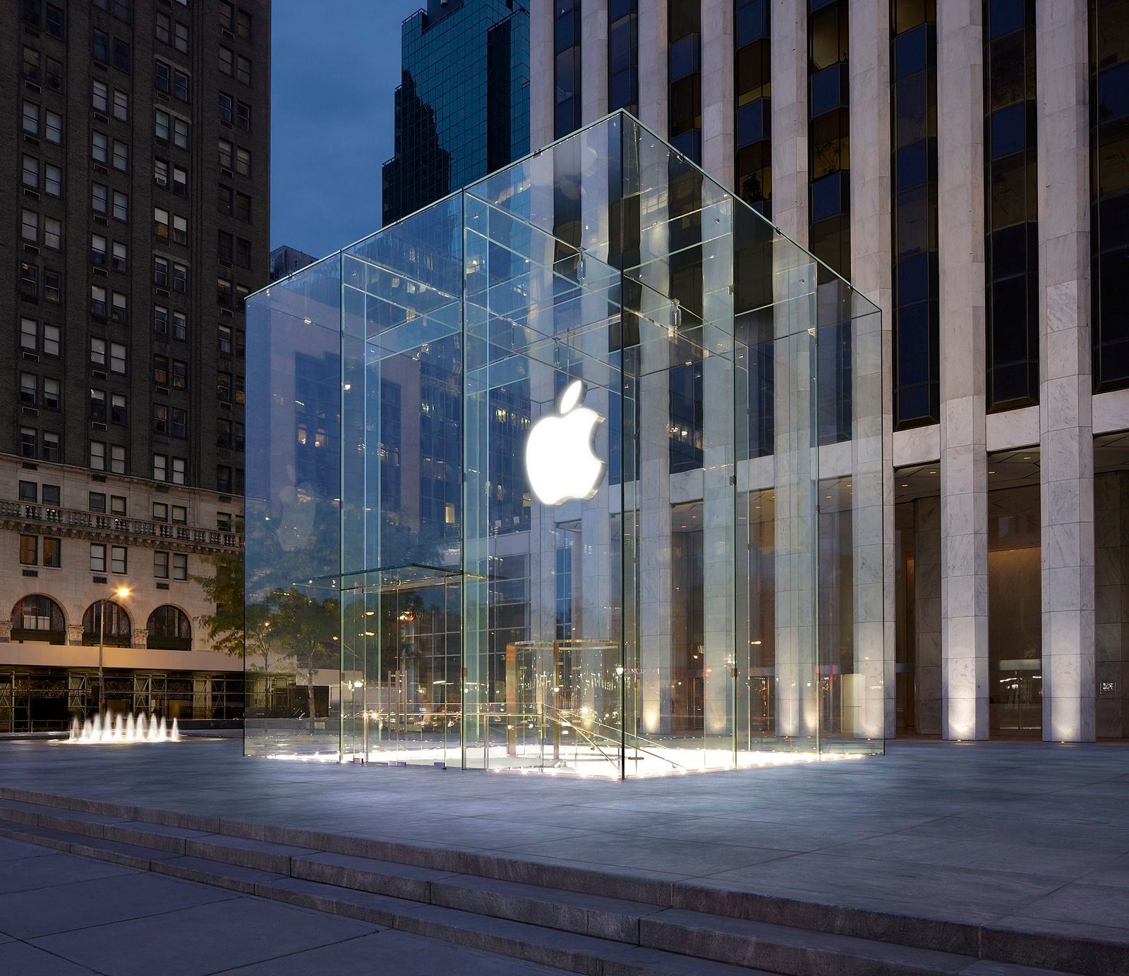 Apple's Aggressive Mobile DRAM Strategy in the UK 1 Apple's dominant position in the UK mobile DRAM market is a significant development in the tech industry, with the company's aggressive strategy set to have a lasting impact on the market, including the use of mobile DRAM in its devices