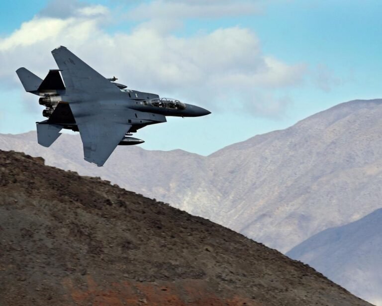 A US F-15E fighter jet in flight, with the rescue operation in Iran as the primary keyword, showcasing the aircraft's advanced capabilities and the bravery of US special forces