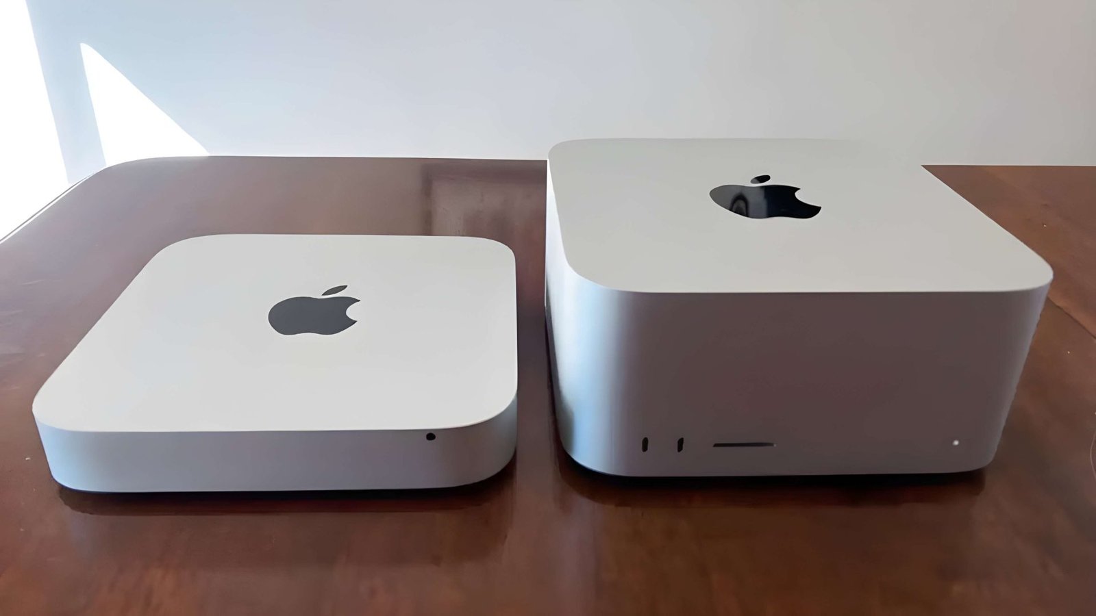 Apple Mac Mini and Mac Studio devices with a calendar in the background, indicating extended shipping times due to the memory crisis, with a focus on UK delivery delays