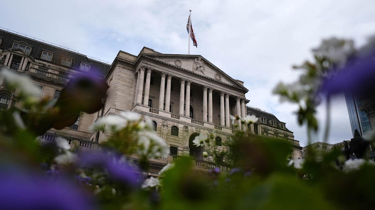 bank of england rate cut boosts ftse 100