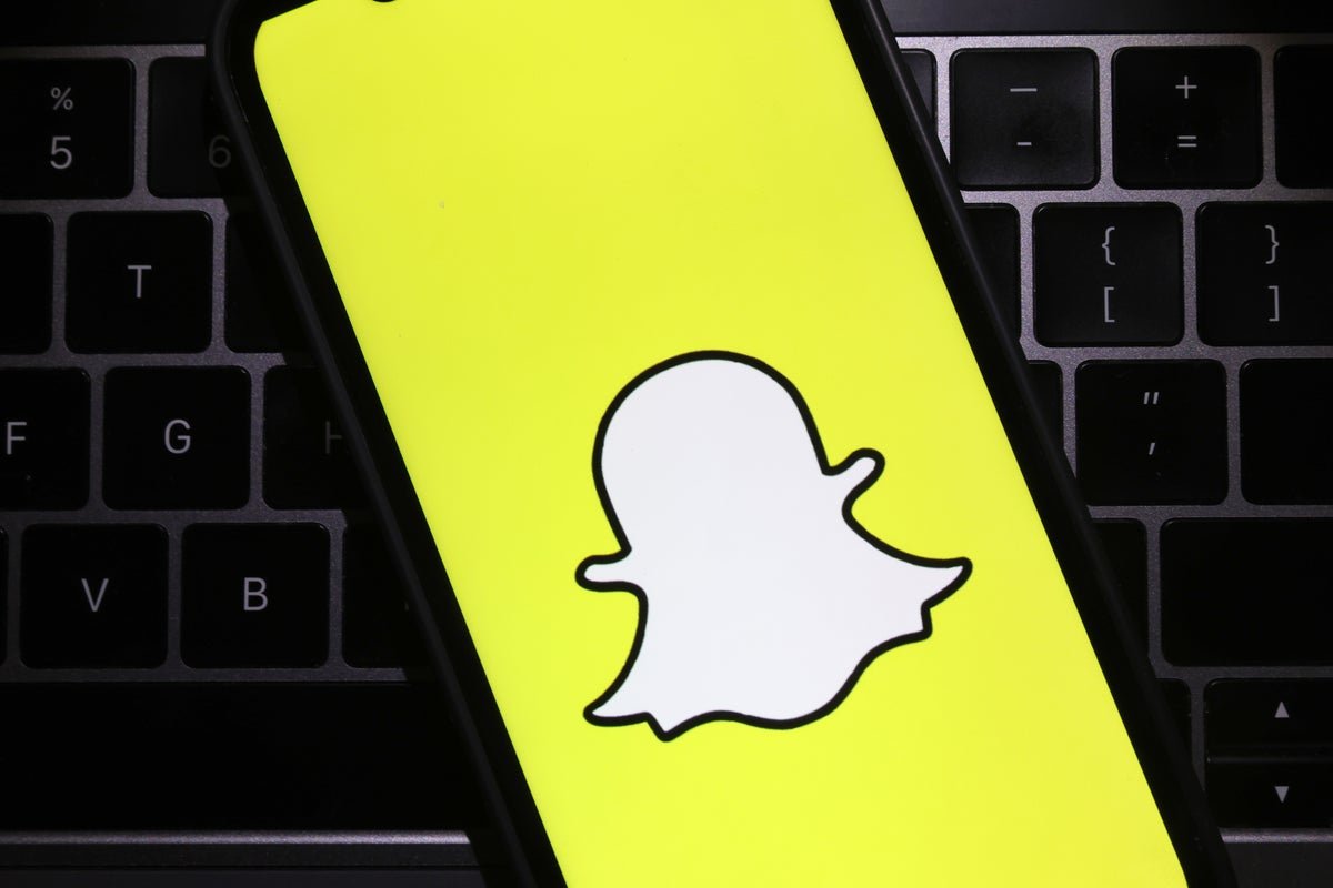 Snapchat's financial struggles lead to 16% workforce reduction, the company's logo and a graph showing declining revenue, the primary keyword is Snapchat layoffs