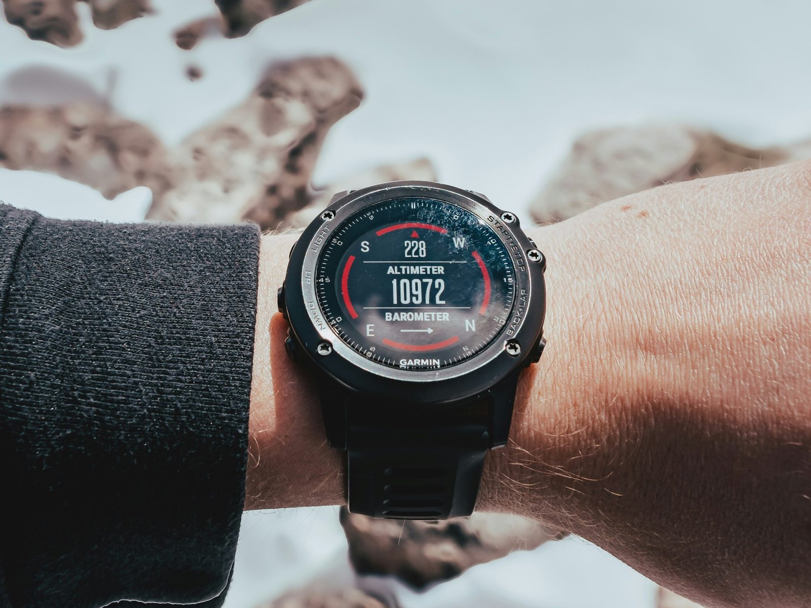 A Garmin device displaying the Cycling-Coach interface, with a cyclist in the background, highlighting the benefits of training control and fitness in the UK