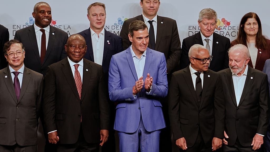 Spanish Prime Minister Pedro Sánchez meeting with European leaders to discuss the anti-Trump coalition, a significant move in Spanish politics, with a focus on climate change and economic growth, as Sánchez seeks to revive his political fortunes and make a positive impact on the European stage