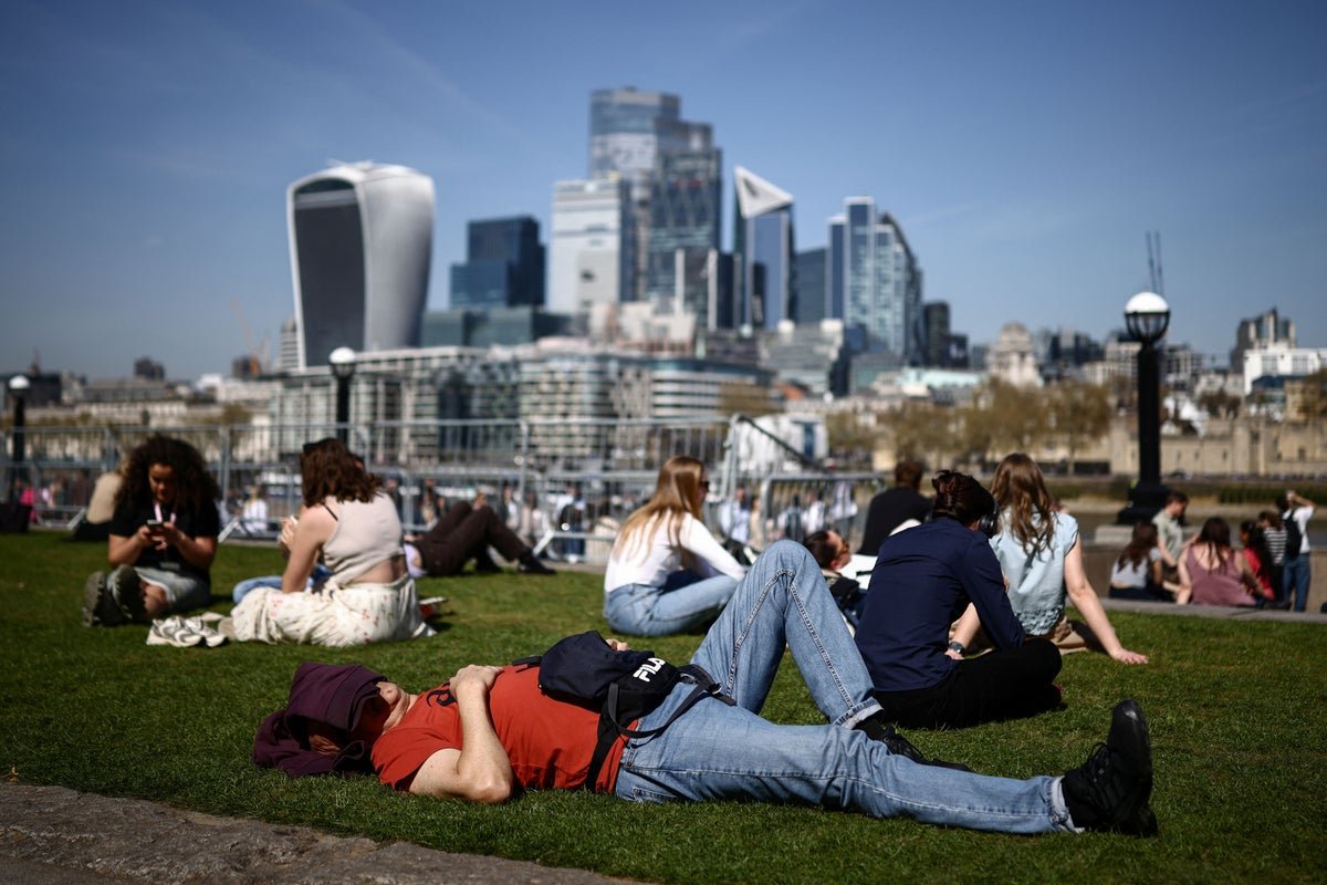 A descriptive image of a sunny day in the UK, with clear blue skies and fluffy white clouds, capturing the warm and sunny weather that is expected to continue throughout the week, with the primary keyword being UK weather
