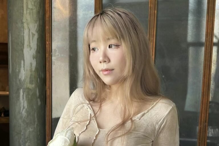 A teenager has been charged with the murder of a 27-year-old woman in Bayswater, London. The suspect was extradited from the UAE and is due to appear in court, with the primary keyword being Bayswater murder, the image shows a police car and officers at the scene of the crime