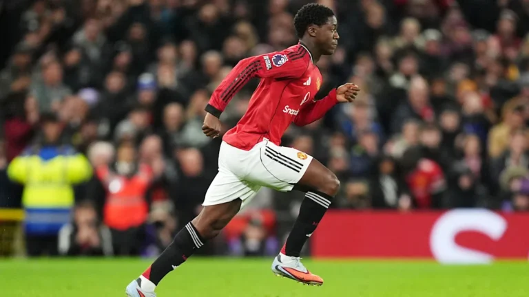 Kobbie Mainoo in action for Manchester United