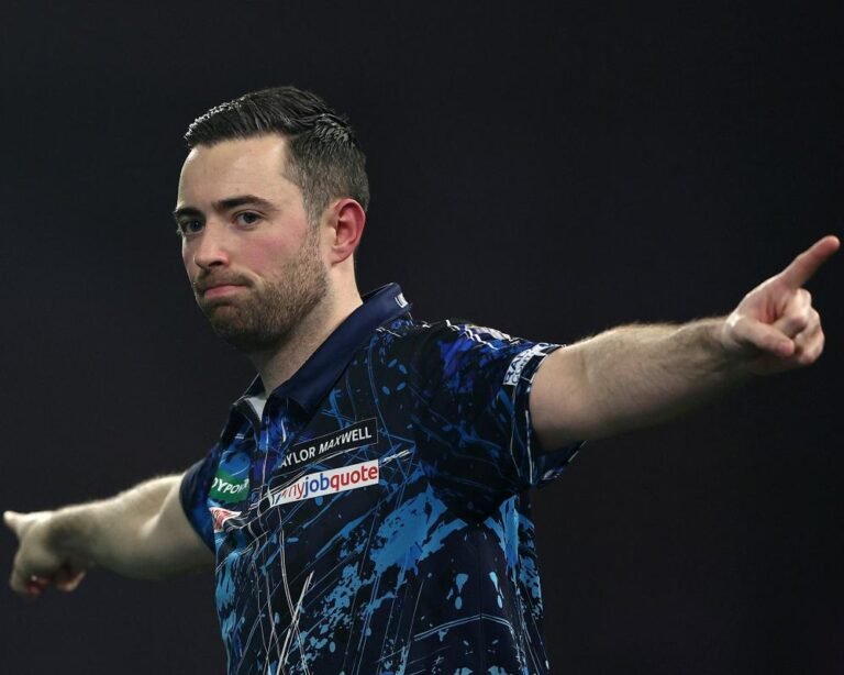 Luke Humphries in action at PDC World Championship