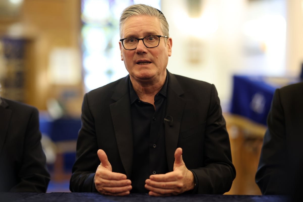 A descriptive image of the London cityscape, with a focus on the election campaign and the primary keyword 'London elections', highlighting the behaviour of voters and the colour of the city's political landscape