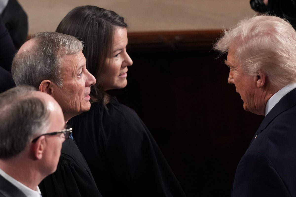 The Supreme Court building in Washington D.C., with a crowd of people gathered outside, symbolising the significant impact of the court's decision on Trump and the midterm elections, with the primary keyword being Supreme Court