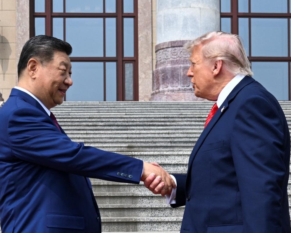 Xi Jinping and Donald Trump meeting to discuss the Taiwan dispute, a complex issue that requires careful diplomacy to resolve peacefully, with the US and China having different views on the matter, and the world watching as the situation develops, hoping for a peaceful resolution to the dispute, with the US providing military aid to Taiwan, and China viewing Taiwan as a renegade province that must be reunified with the mainland
