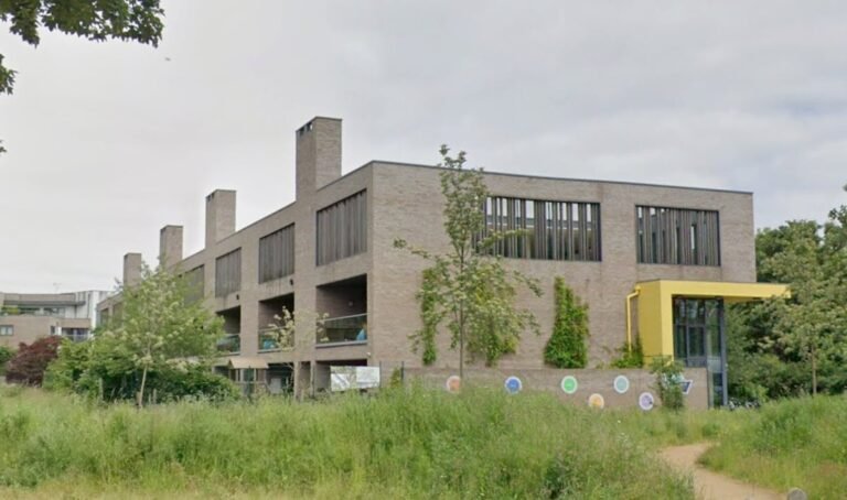 A descriptive image of a London primary school with a decreasing number of pupils, highlighting the London school crisis with a focus on the primary keyword phrase