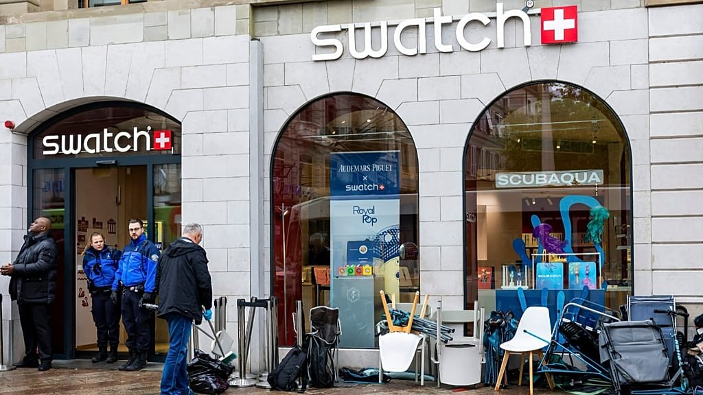 The Swatch Royal Pop watch, a highly sought-after timepiece with a sleek design and vibrant colour palette, is a must-have accessory for many, featuring a unique blend of style and sophistication, with a primary focus on the Royal Pop watch