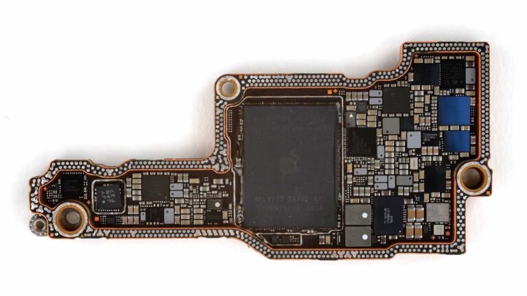 A close-up of a DDR5 RAM module, with a cityscape in the background, representing the UK tech industry and the impact of the DRAM shortage on businesses and consumers, with a focus on Apple's efforts to secure a stable supply of components