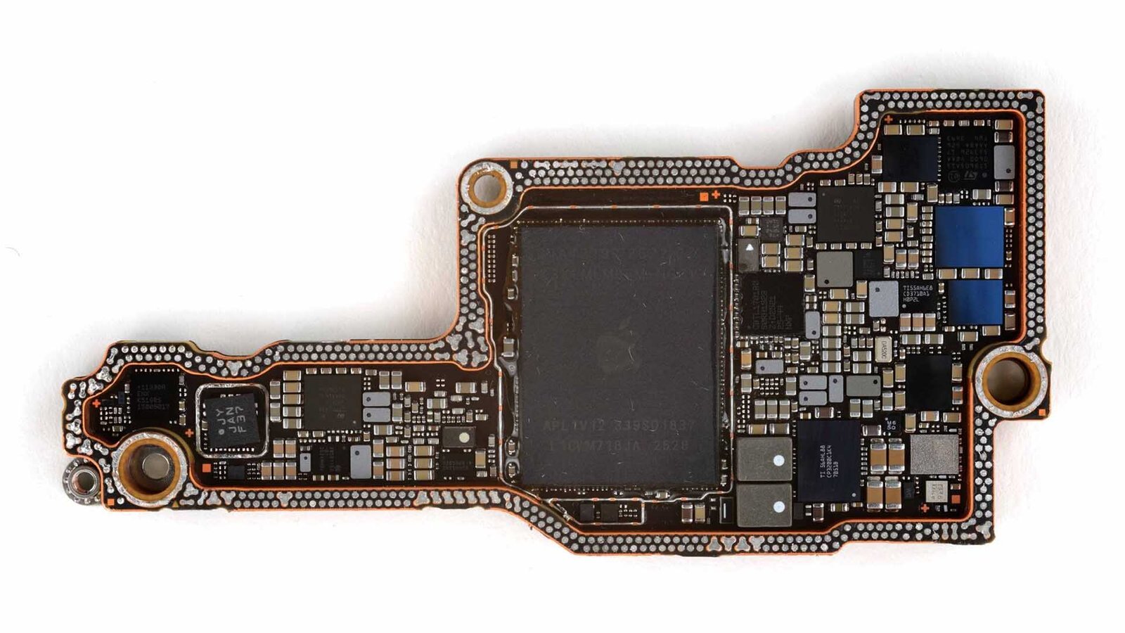 A close-up of a DDR5 RAM module, with a cityscape in the background, representing the UK tech industry and the impact of the DRAM shortage on businesses and consumers, with a focus on Apple's efforts to secure a stable supply of components
