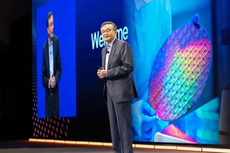 Intel Foundry facility in the UK, showcasing advanced packaging and process technologies, with a focus on innovation and customer satisfaction, as a national treasure in the UK tech industry, with a growing demand for AI-related technologies
