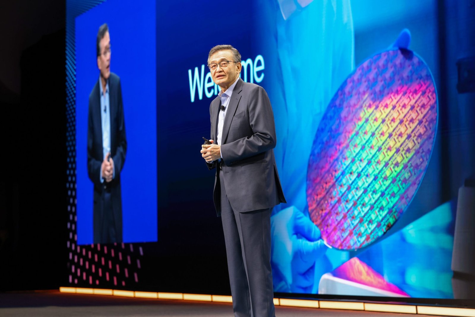Intel Foundry facility in the UK, showcasing advanced packaging and process technologies, with a focus on innovation and customer satisfaction, as a national treasure in the UK tech industry, with a growing demand for AI-related technologies