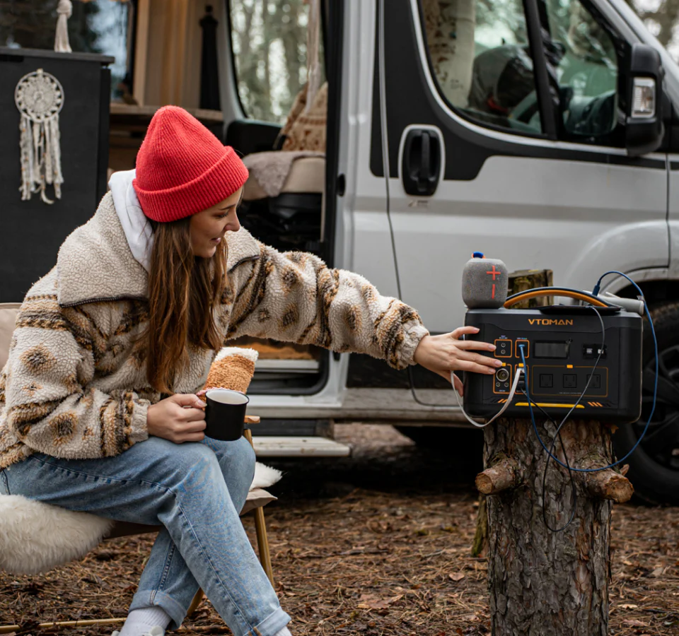 The Vtoman Jump 1500X portable power station, with its compact design and expandable battery capacity, is a reliable solution for outdoor enthusiasts and remote workers, featuring a powerful LiFePO₄ battery and car jump starter