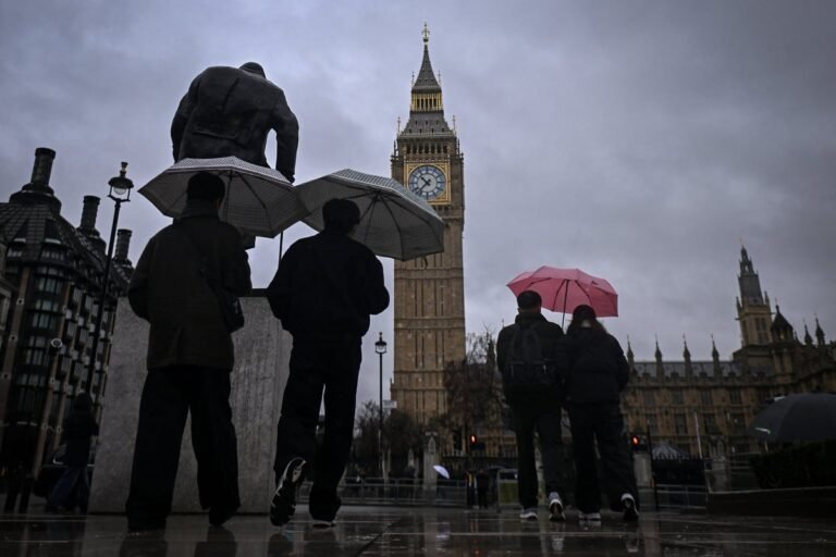 London streets and gardens set to receive heavy rain after record-breaking heatwave, with dark clouds and rain showers expected to bring relief to the city, including the primary keyword London weather