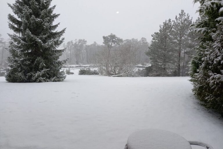 snow map of uk with weather warning