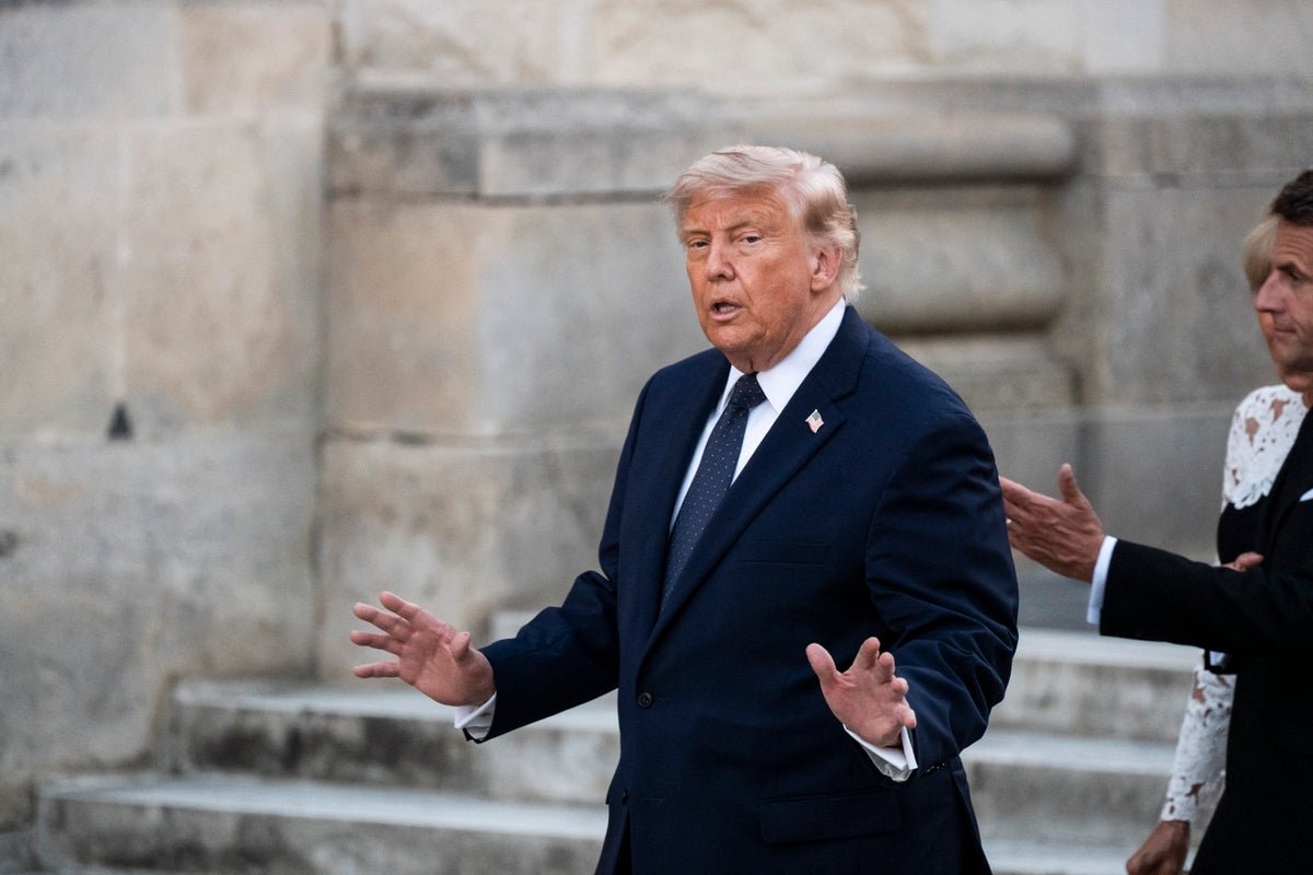 President Trump signing an executive order, with a sombre expression, surrounded by his advisors, as the Iran deal collapses, sparking a major backlash from Republicans and US allies, with the primary keyword being Iran deal