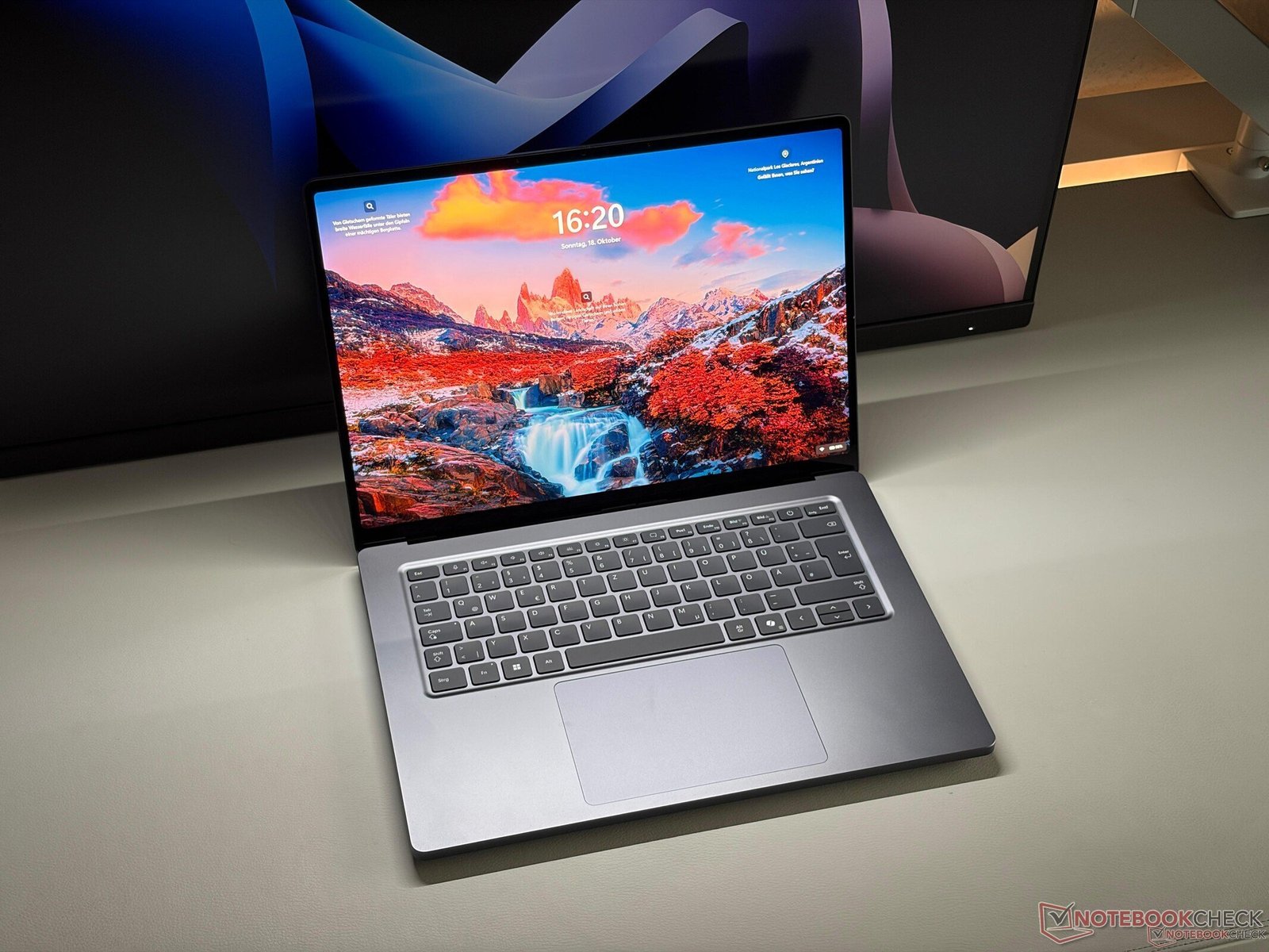 Surface Laptop Ultra screen