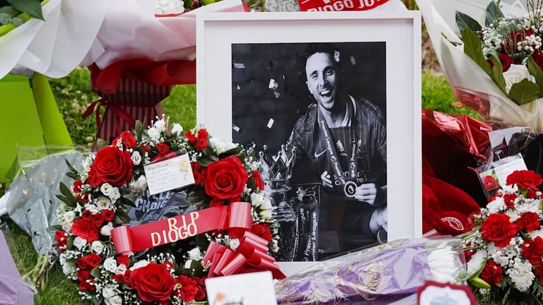 Liverpool players paying tribute to Diogo Jota