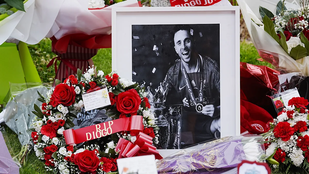 Liverpool players paying tribute to Diogo Jota