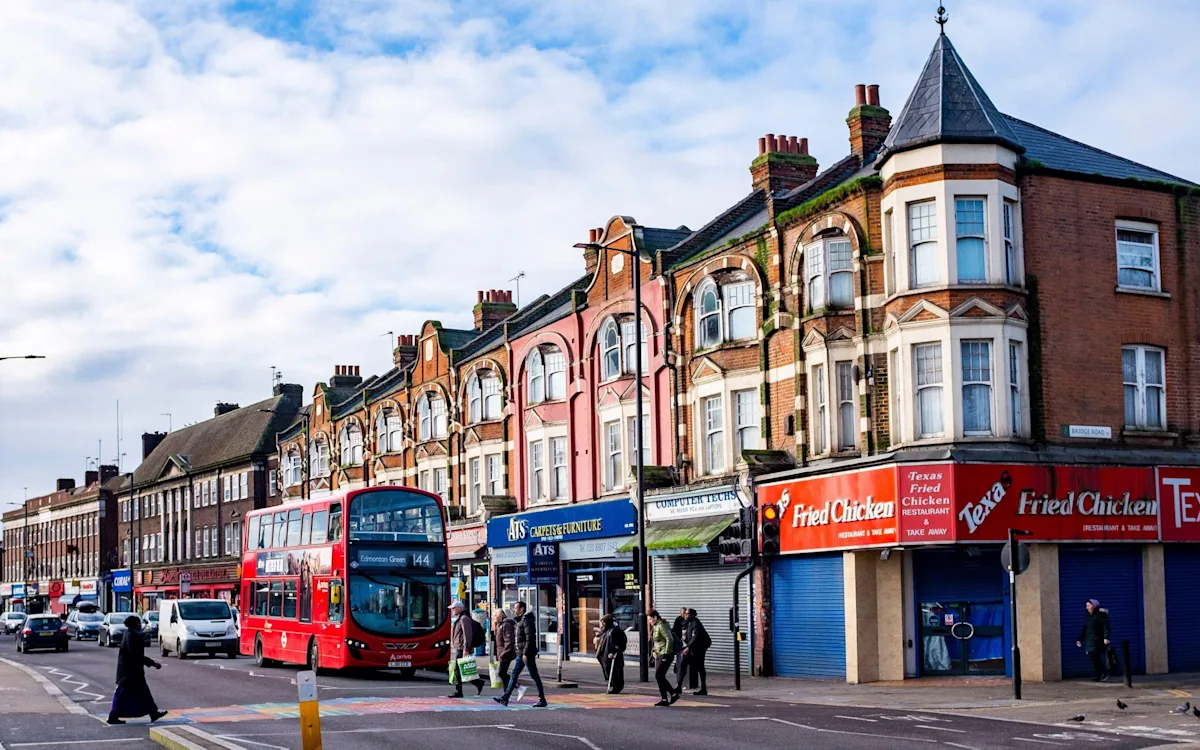 A scenic view of Britain's benefits capital, showcasing its stunning natural beauty and vibrant culture, with a mix of modern and historic architecture, highlighting the city's behaviour as a warm and welcoming destination, perfect for outdoor enthusiasts and those looking to relocate or start a business